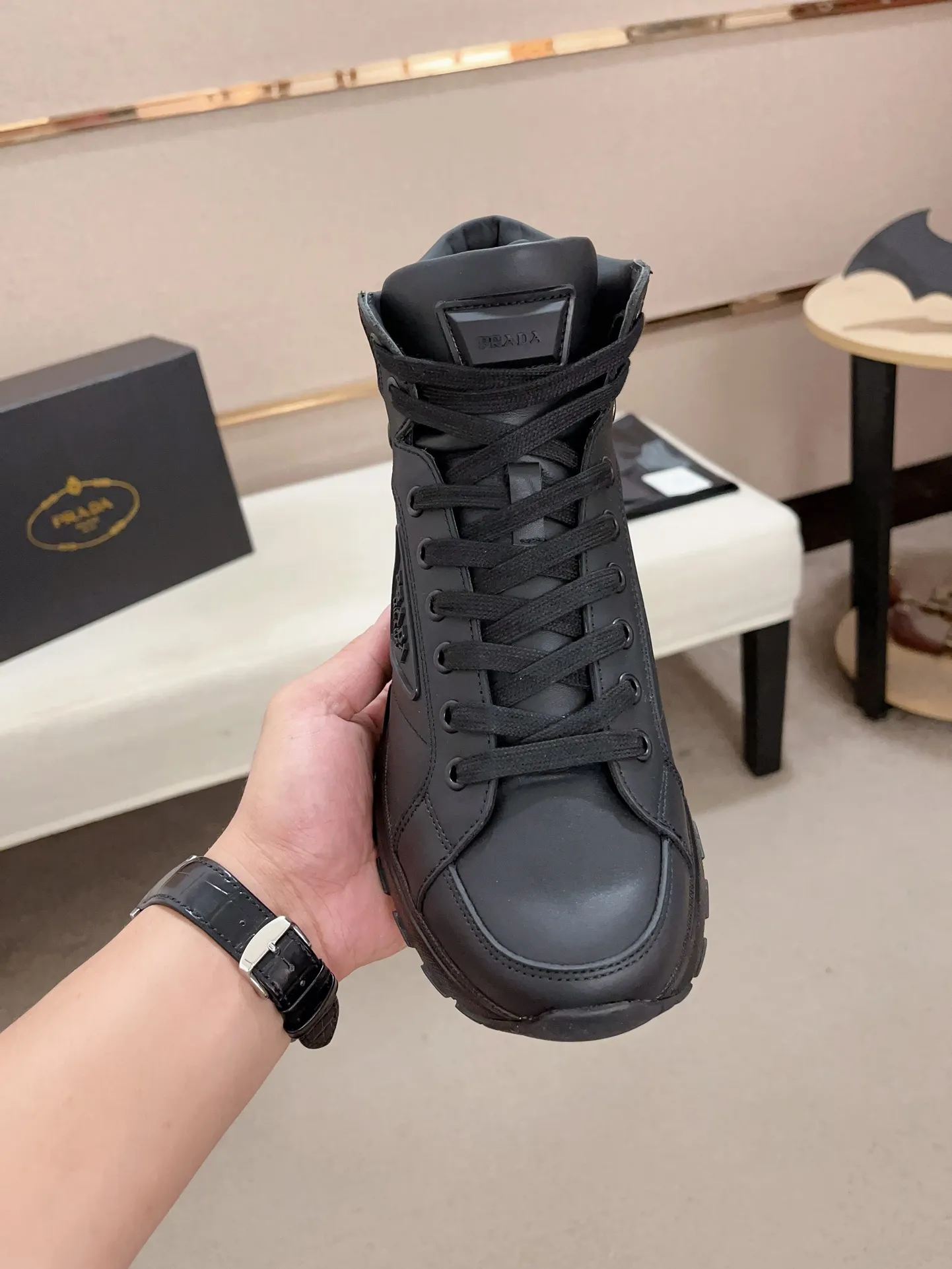 Men's shoes 💰 700💰 ✔️✔️✔️Top version High-quality new PRADA (Prada) counters are launched simultaneously, new men's shoes, 😘fabrics are selected from first-layer cowhide. Lining: Imported cowhide leather lining. 👍🏿High-end☄️Open-molded non-slip rubber outsole, exquisite lines, simple and elegant, comfortable and high-end for leisure travel. Number of yards: 38 to 44. Can be customized 45-46 non-returnable